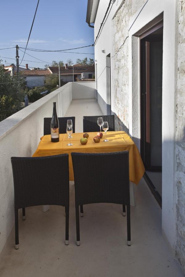 Holiday Apartment In Funtana With Balcony, Air Conditioning, Wifi, Washing Machine 4982-1 Exterior photo